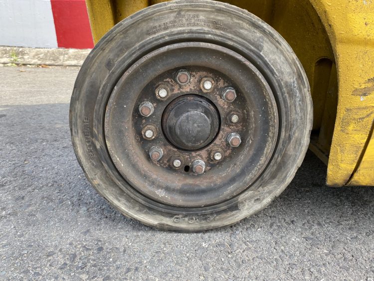 bánh xe nâng cũ