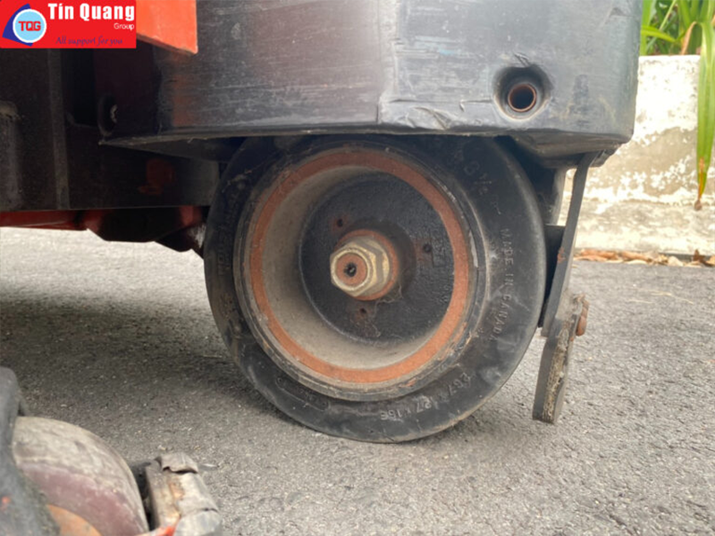 banh-xe-nang-cu bánh xe nâng cũ